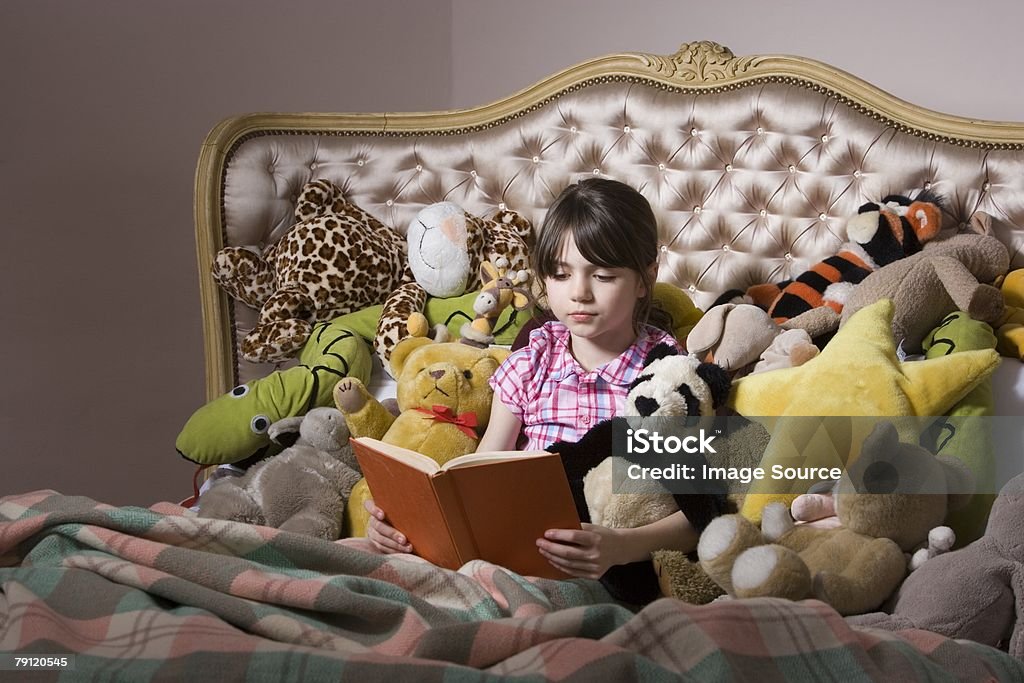 Chica con libros y juguetes - Foto de stock de Acogedor libre de derechos