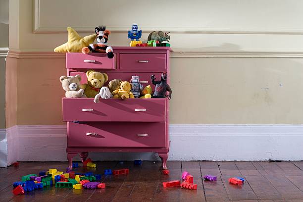 jouets dans un meuble à tiroirs - en désordre photos et images de collection