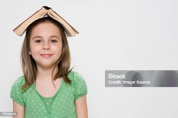 Dziewczyna Z Książki Na Głowę - zdjęcia stockowe i więcej obrazów Dzieciństwo - Dzieciństwo, Dziecko, Dziewczyny