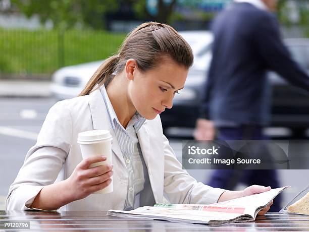 Photo libre de droit de Jeune Femme Lisant Un Magazine banque d'images et plus d'images libres de droit de Magazine - Magazine, Femme d'affaires, Lire