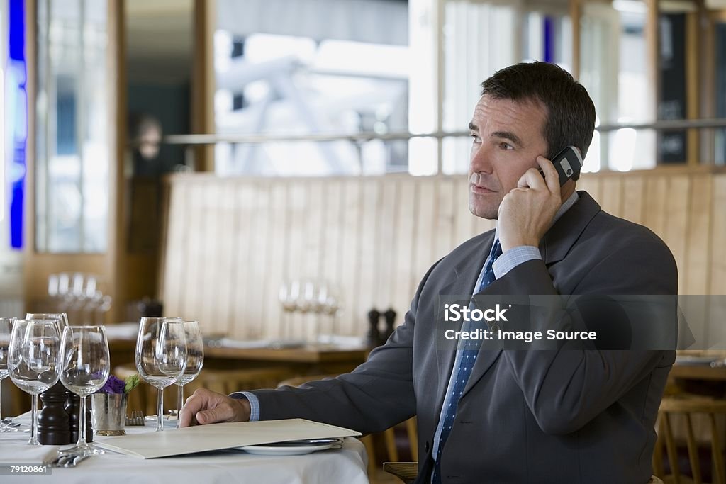 Empresário em cellphone no restaurante - Royalty-free A usar um telefone Foto de stock