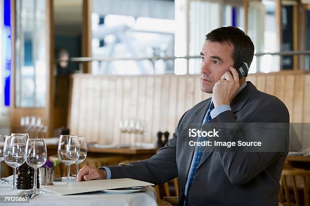 Empresário Em Cellphone No Restaurante - Fotografias de stock e mais imagens de A usar um telefone - A usar um telefone, Adulto, Adulto maduro