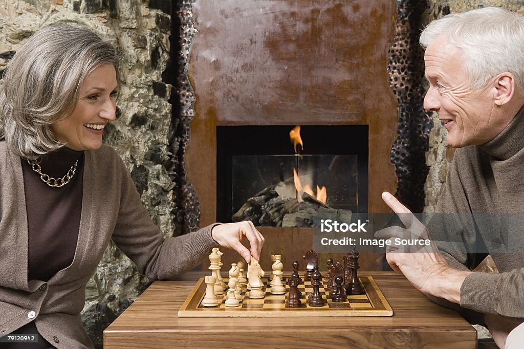 Afluente casal jogando xadrez - Foto de stock de Xadrez - Jogo de tabuleiro royalty-free