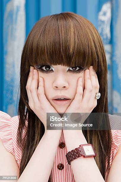 있는 젊은 여자의 손을 그녀의 변모시키십시오 골진에 대한 스톡 사진 및 기타 이미지 - 골진, 골함석, 낮