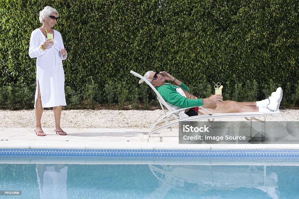 Coppia Senior con piscina - Foto stock royalty-free di Acqua