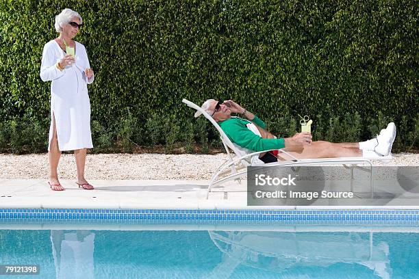 Coppia Senior Con Piscina - Fotografie stock e altre immagini di Acqua - Acqua, Adulto, Ambientazione esterna