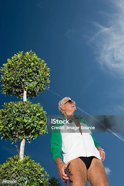 Uomo Anziano In Giardino - Fotografie stock e altre immagini di Uomini - Uomini, Adulto, Albero