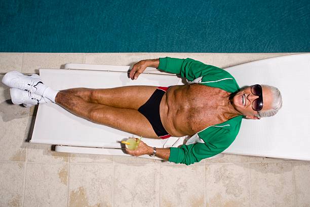 homem relaxante em piscina - swimming pool water people sitting imagens e fotografias de stock