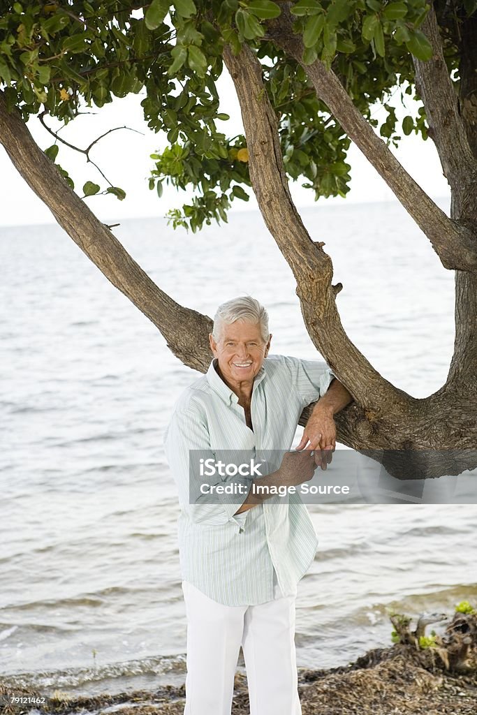Homem Inclinar-se em uma árvore - Royalty-free Adulto Foto de stock