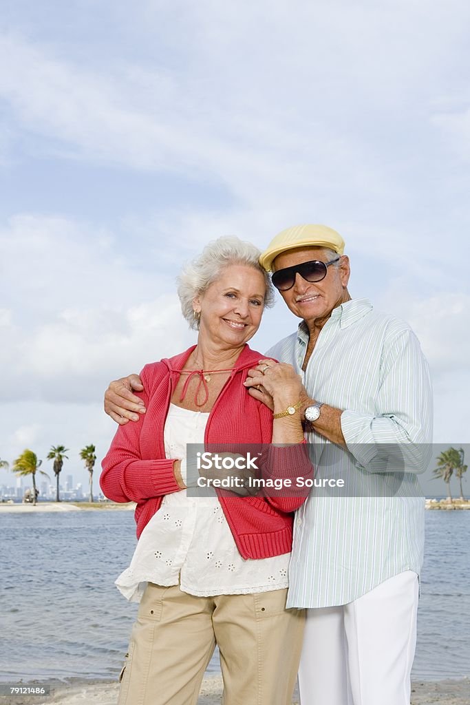 행복함 선임 커플입니다 해변에서 - 로열티 프리 2명 스톡 사진