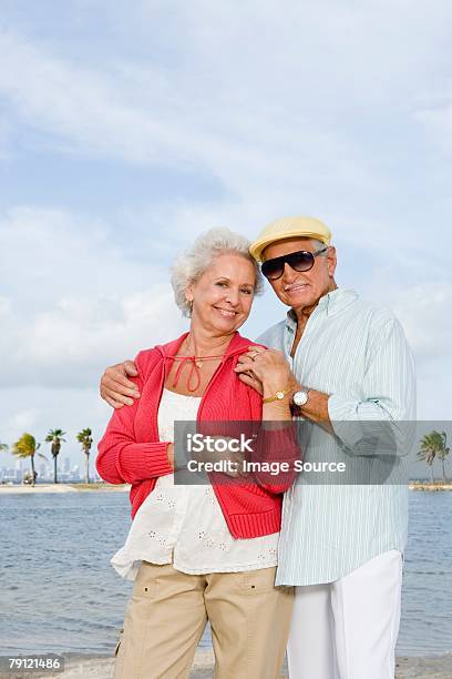 행복함 선임 커플입니다 해변에서 2명에 대한 스톡 사진 및 기타 이미지 - 2명, 남성, 남자