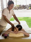 junge-frau-die-eine-massage.jpg?b=1&s=170x170&k=20&c=R4ITRC3LicNd_UF4pL0pN4q8roY-gVkb0IdlEYjROS8=