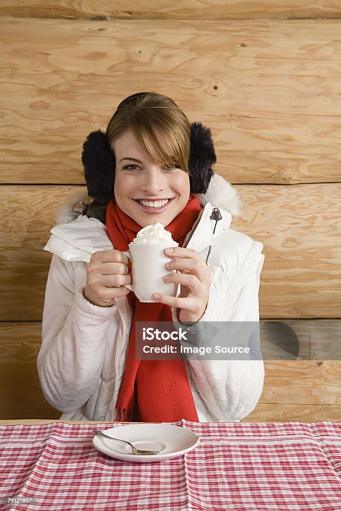 Mulher segurando uma chávena de chocolate quente - Royalty-free Adulto Foto de stock