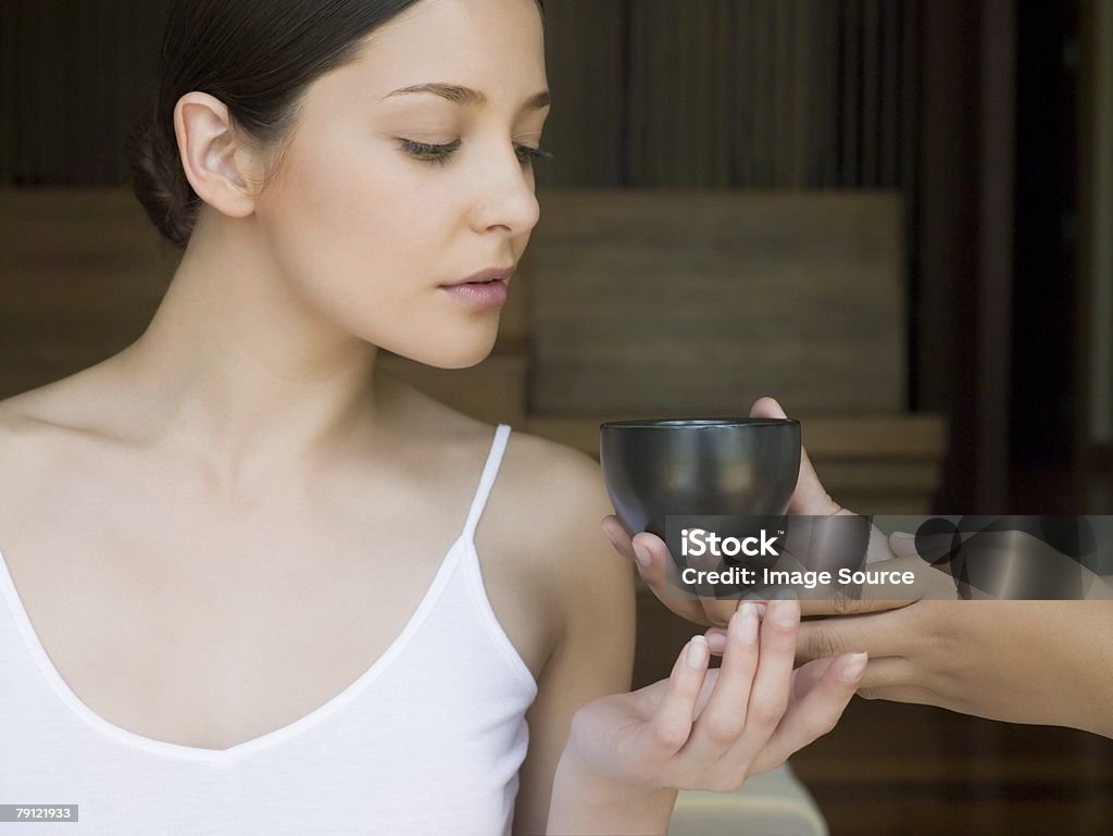 Jovem mulher com uma taça - Royalty-free Adulto Foto de stock