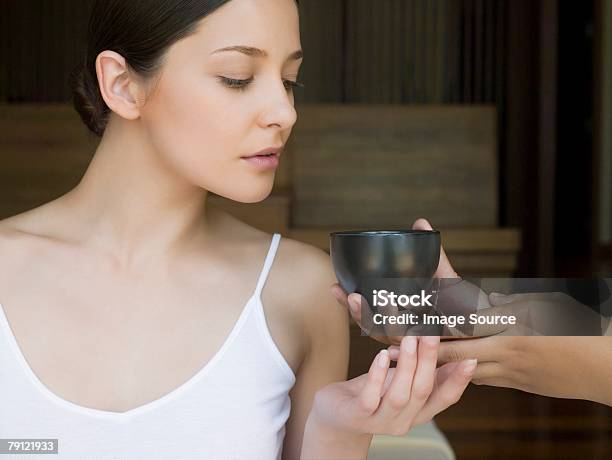 Jovem Mulher Com Uma Taça - Fotografias de stock e mais imagens de Adulto - Adulto, Beleza, Chávena