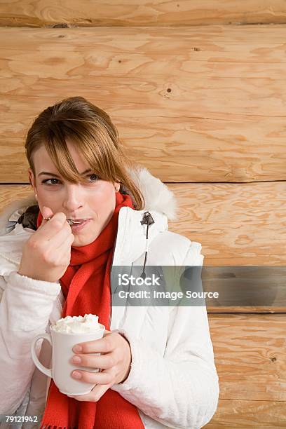 Mujer Sosteniendo Una Taza De Chocolate Caliente Foto de stock y más banco de imágenes de Chocolate caliente - Chocolate caliente, Mujeres, Nata