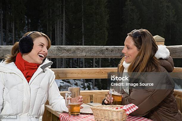 ご友人とビールが - 2人のストックフォトや画像を多数ご用意 - 2人, カラー画像, スキー場