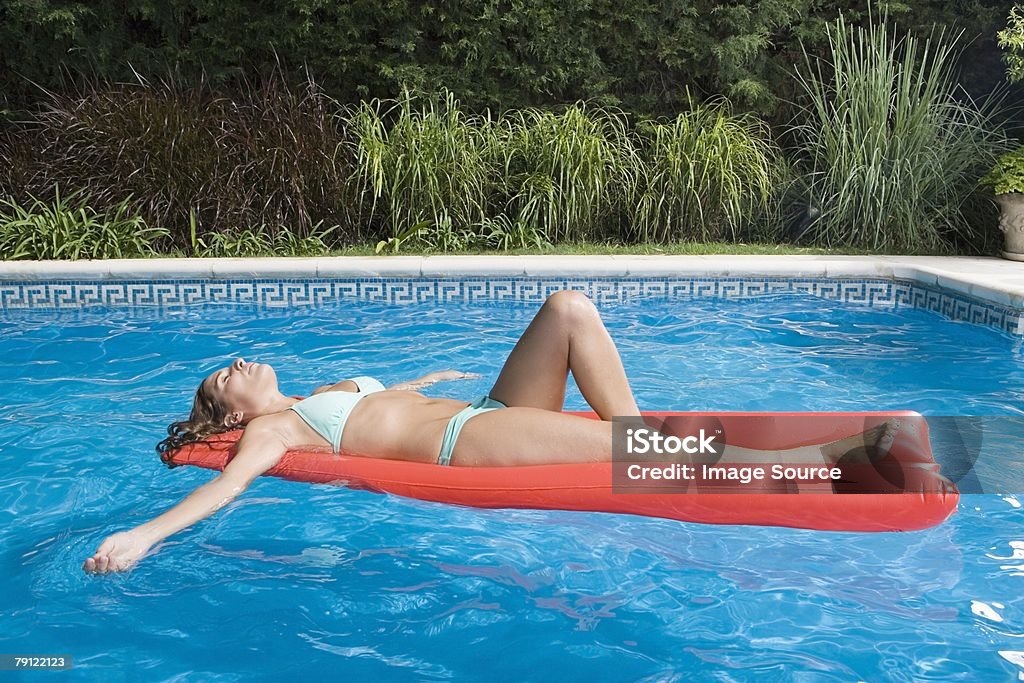 Mujer relajante en piscina - Foto de stock de 30-39 años libre de derechos