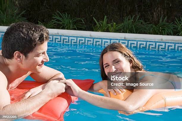 Photo libre de droit de Couple Dans La Piscine banque d'images et plus d'images libres de droit de Adulte - Adulte, Adulte d'âge moyen, Allongé sur le devant