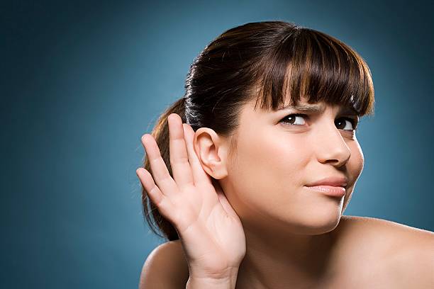 여자 퍼팅 손을 그녀의 청력보조용 - listening human ear deaf human hand 뉴스 사진 이미지