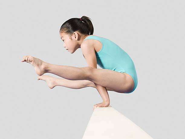 fille sur un poutre - gymnastique sportive photos et images de collection