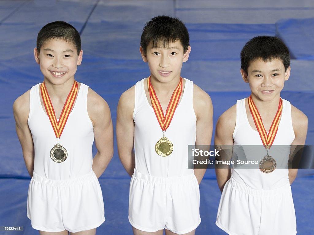 젊은 선수들을 가까이서 만나, 메달 2개 - 로열티 프리 메달 스톡 사진