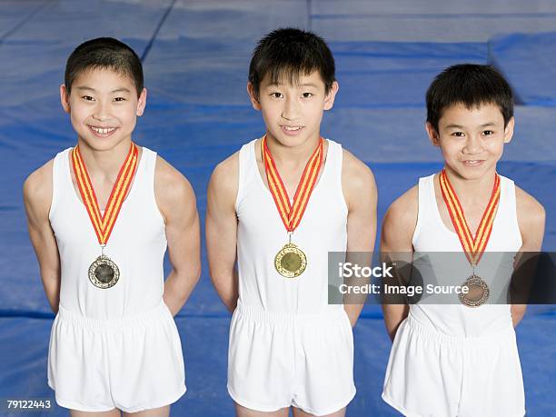 젊은 선수들을 가까이서 만나 메달 2개 메달에 대한 스톡 사진 및 기타 이미지 - 메달, 금메달, 체조