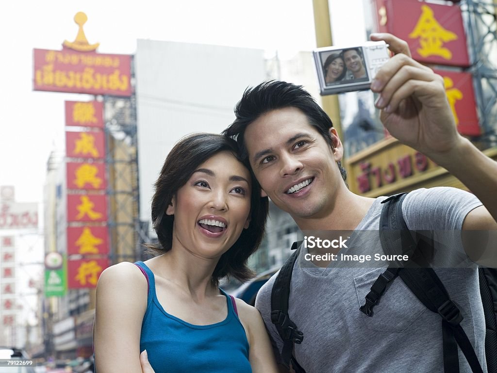 Casal de tirar uma fotografia - Foto de stock de Adulto royalty-free