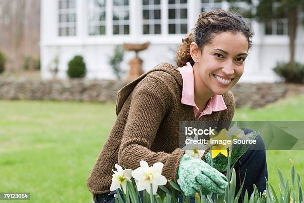 Mulher Jardinagem - Fotografias de stock e mais imagens de Narciso - Flor - Narciso - Flor, Casa, Primavera - Estação do ano