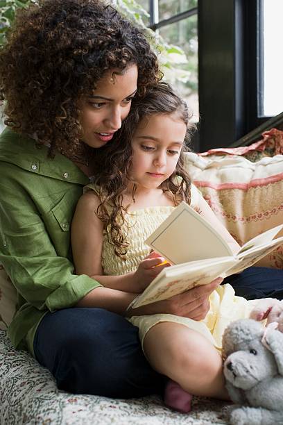 mãe e filha lendo - book picture book reading storytelling - fotografias e filmes do acervo