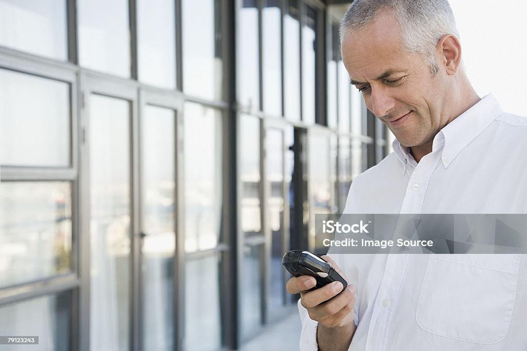 Homme à la recherche sur téléphone portable - Photo de Adulte libre de droits