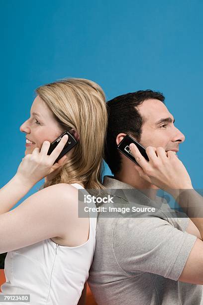 Foto de Casal Usando Telefones Celulares e mais fotos de stock de 30 Anos - 30 Anos, Adulto, Adulto de idade mediana