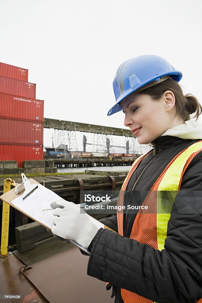 Frau arbeitet im container-terminal - Lizenzfrei Arbeiter Stock-Foto