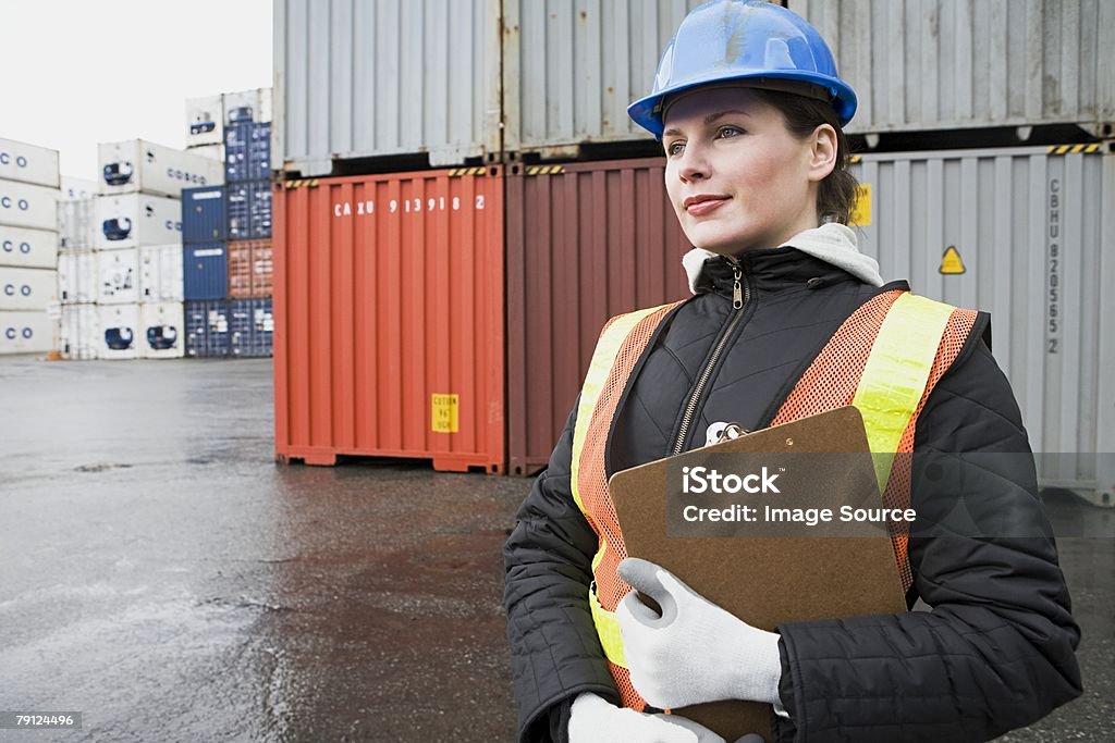 Donna in container terminal - Foto stock royalty-free di Adulto