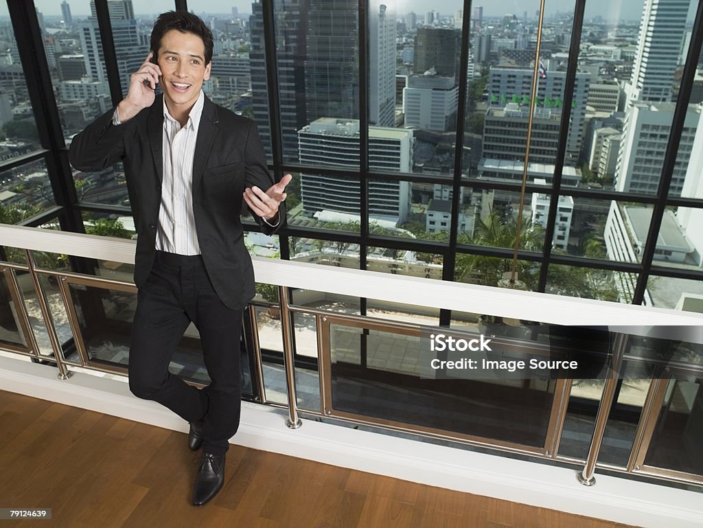 Jeune homme avec téléphone portable - Photo de Adulte libre de droits