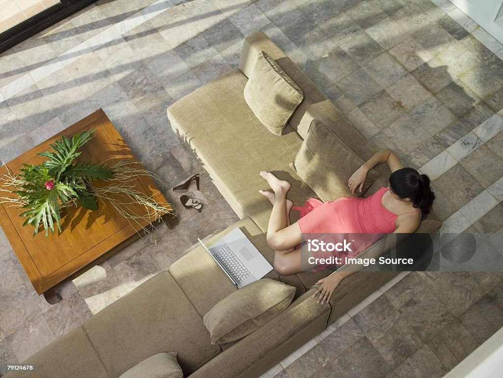 Donna sul divano - Foto stock royalty-free di Adulto