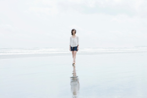 Mujer caminar junto al mar photo