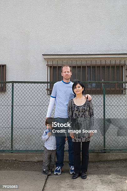 Retrato De Una Familia Foto de stock y más banco de imágenes de 30-39 años - 30-39 años, Abrazar, Adulto