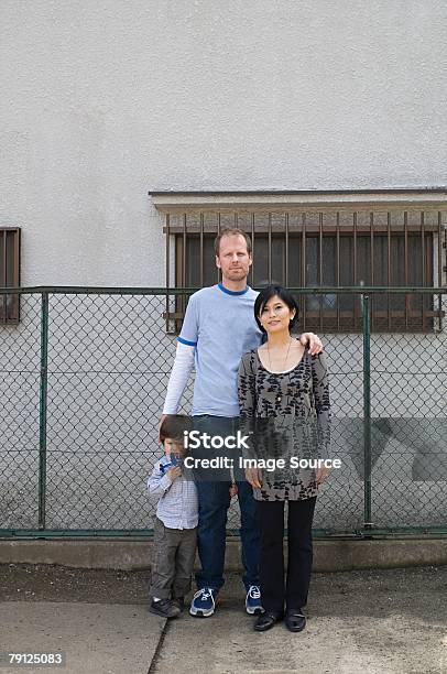 Retrato De Uma Família - Fotografias de stock e mais imagens de 30-39 Anos - 30-39 Anos, Abraçar, Adulto