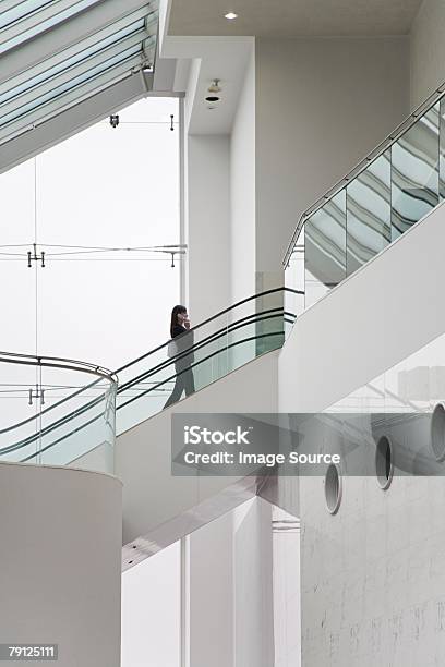 Mulher Na Escada Rolante - Fotografias de stock e mais imagens de Escada Rolante - Escada Rolante, Negócios, Branco