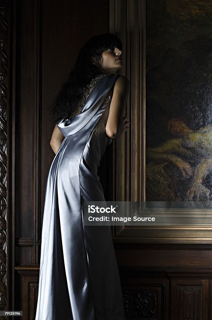 Hispanic donna in piedi vicino a un painting - Foto stock royalty-free di Adulto