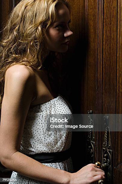 Hispanic Woman Opening A Door 그림자에 대한 스톡 사진 및 기타 이미지 - 그림자, 라틴 아메리카 히스패닉 민족, 목재-재료