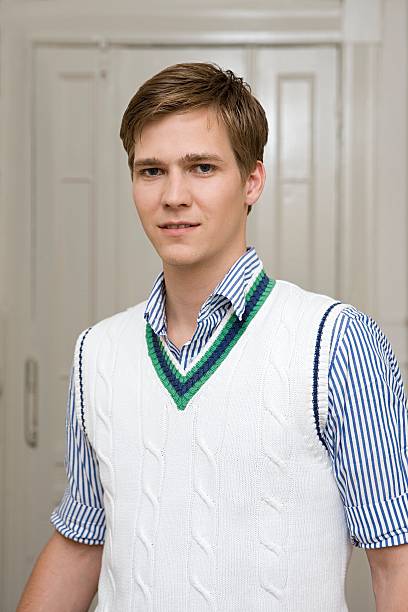 젊은 남자 밤 인물 사진 - sweater vest 뉴스 사진 이미지