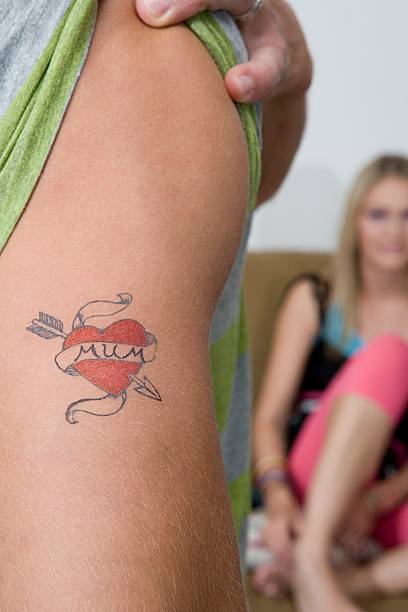 татуировка на руке - arm tattoo стоковые фото и изображения