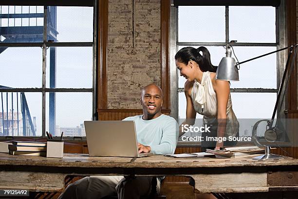 Mann Und Frau Am Schreibtisch Stockfoto und mehr Bilder von Afro-amerikanischer Herkunft - Afro-amerikanischer Herkunft, Autorität, Berufliche Beschäftigung