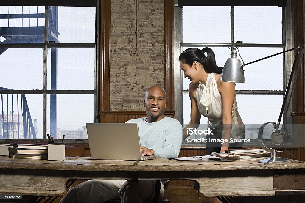 Uomo e donna in ufficio - Foto stock royalty-free di Adulto
