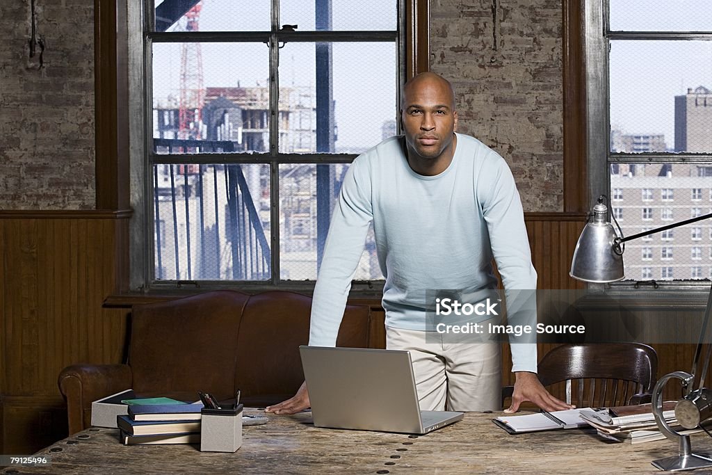 Afro-americano Homem de negócios na sua secretária - Royalty-free 30-39 Anos Foto de stock