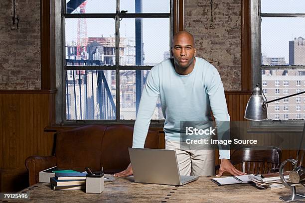 Afroamericano Homem De Negócios Na Sua Secretária - Fotografias de stock e mais imagens de 30-39 Anos - 30-39 Anos, Adulto, Adulto de idade mediana