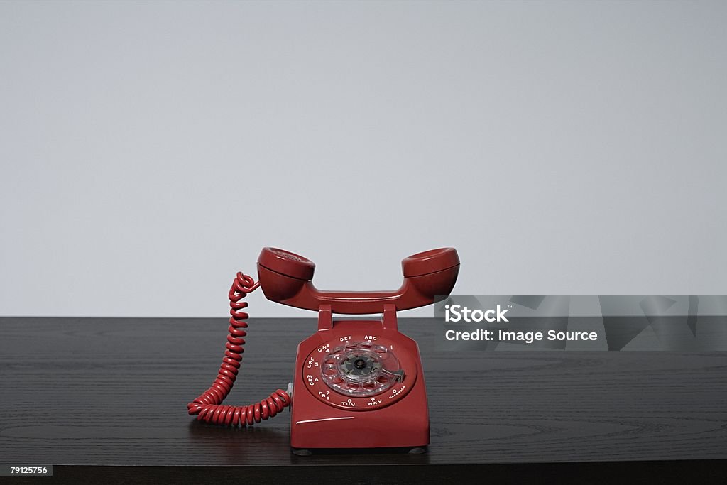 Czerwony telefon - Zbiór zdjęć royalty-free (Barwne tło)