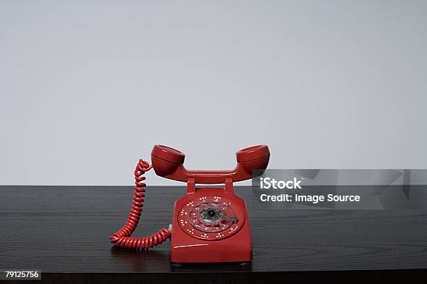 Czerwony Telefon - zdjęcia stockowe i więcej obrazów Barwne tło - Barwne tło, Bez ludzi, Biurko